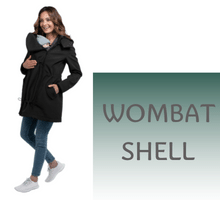 mama porteando con el abrigo Wombat Shell